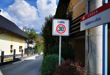 Aljaževa ulica v Lescah